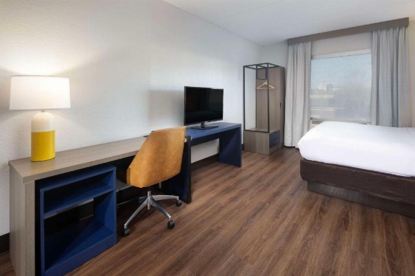 Comfort Suites Outlet Center image 12