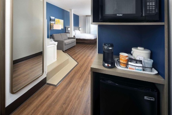 Comfort Suites Outlet Center image 19