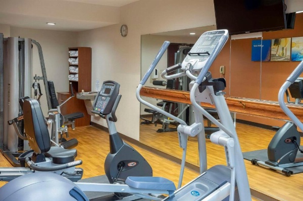 Comfort Suites Outlet Center image 25