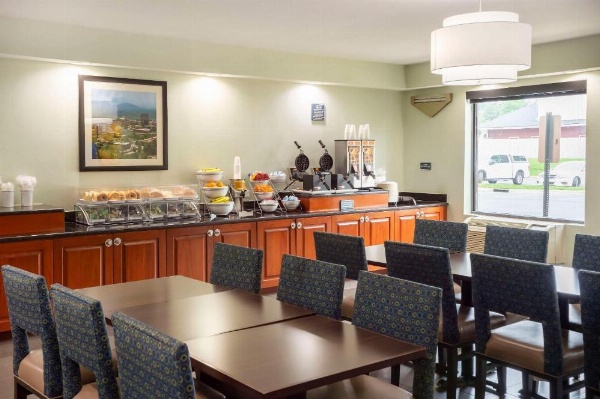 Comfort Suites Outlet Center image 30