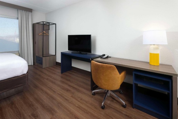 Comfort Suites Outlet Center image 6