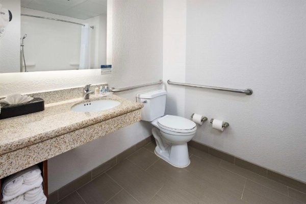 Comfort Suites Outlet Center image 9